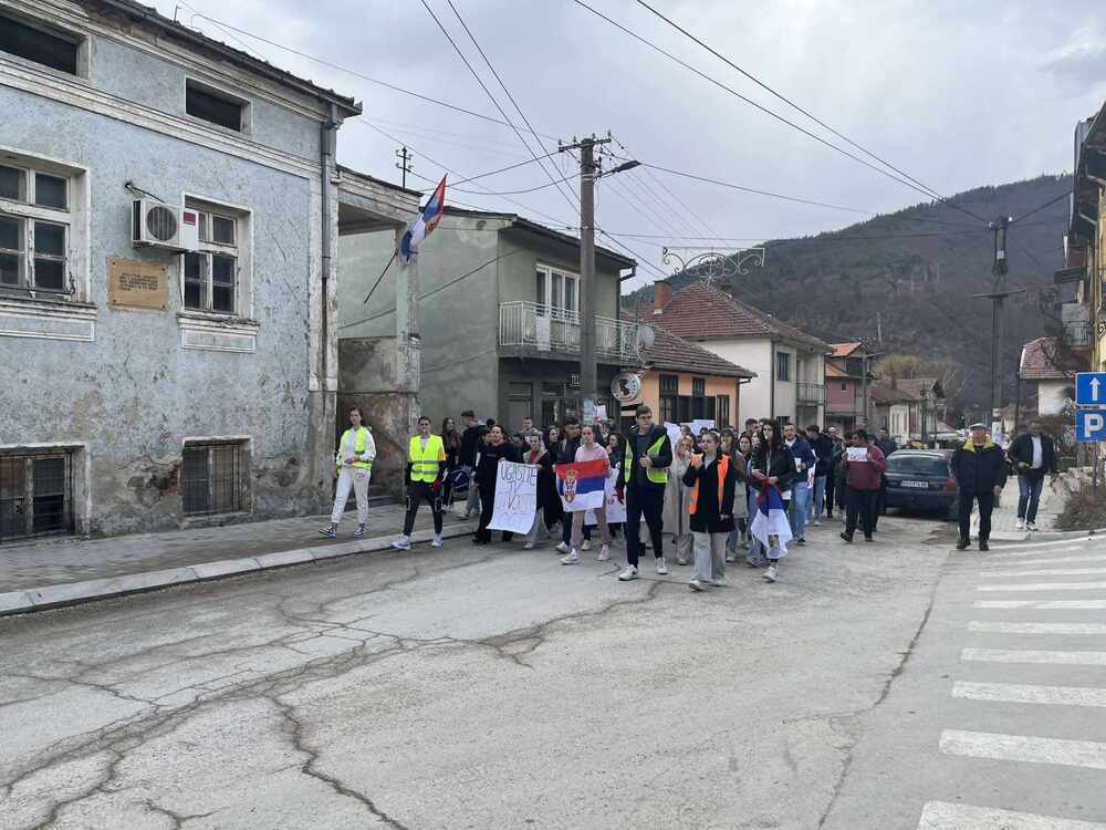 Първо протестно шествие в подкрепа на студентите в Сърбия се състоя по улиците на Босилеград