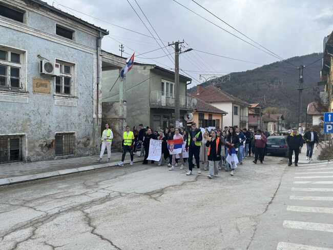 Първо протестно шествие в подкрепа на студентите в Сърбия се състоя по улиците на Босилеград
