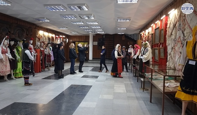 С изложба на ръкоделия от Хасково Регионална библиотека „Христо Смирненски“ посреща мартенските празници