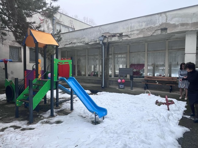 На обновена площадка за игра ще се радват децата в разградското село Мортагоново