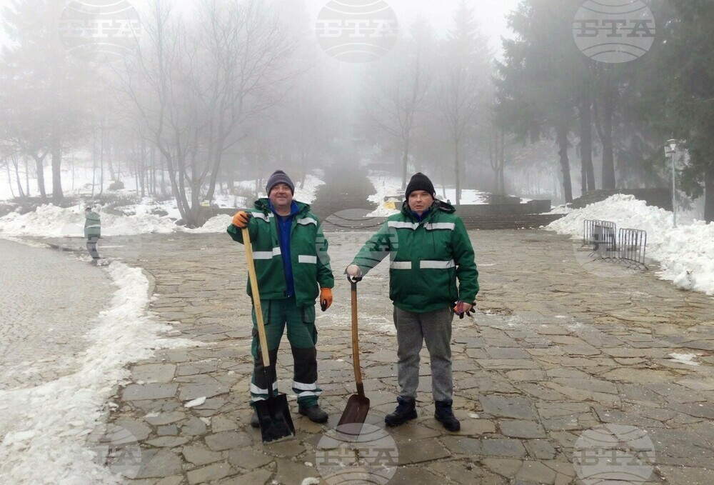 Стълбите към Паметника на свободата се почистват от сняг и лед