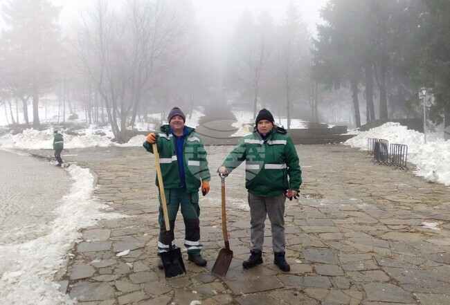 Стълбите към Паметника на свободата се почистват от сняг и лед