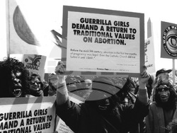 Две от основателките на „Герила Гърлс“ ще изнесат перформативна лекция в „Квадрат 500“. Снимка: Националната художествена галерия