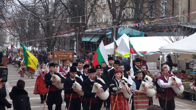 Шествие със стотици кукери, родопски гайди, Валя Балканска и концерт-спектакъл дадоха началото на фестивала „Кукерландия“ в Ямбол