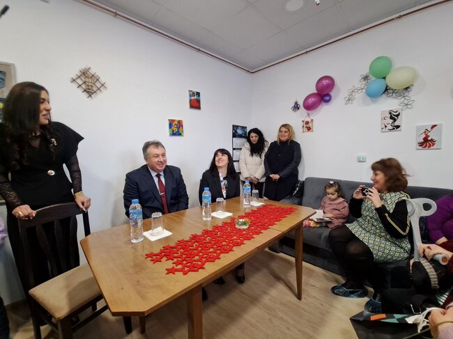 Община Шумен: Кметът проф. Христов и заместник-министър Ефремова дадоха висока оценка на Дневния център за пълнолетни лица с тежки множествени увреждания