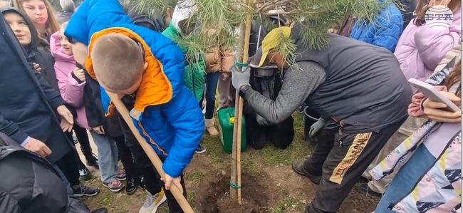 Деца засадиха кипарис, кедър и алепски бор по повод 130 години от залесяването в парк „Митрополит Методий Кусев“ в Стара Загора