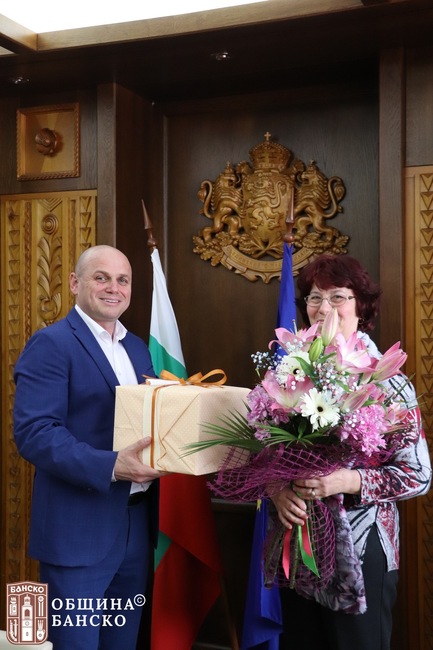 Ръководството на Община Банско изпрати своята дългогодишна служителка Мариана Обецанова в заслужена пенсия