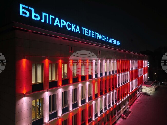 Фасадата на Българската телеграфна агенция е осветена в бяло и червено по случай Баба Марта