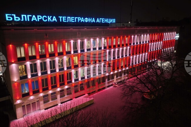 Фасадата на сградата на Българската телеграфна агенция е осветена в бяло и червено по случай Баба Марта