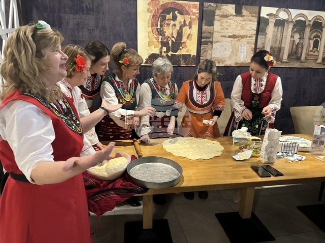 Читалищни дейци от област Разград показаха умения в приготвяне на традиционни български питки 