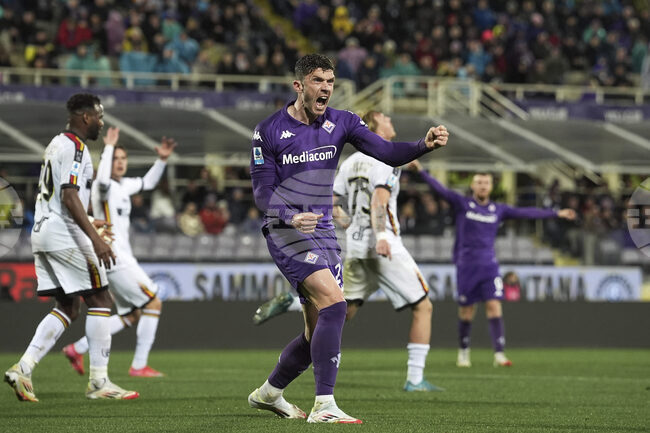 Гол на Робин Гозенс сложи край на серията на Фиорентина от три последователни загуби в Серия "А"