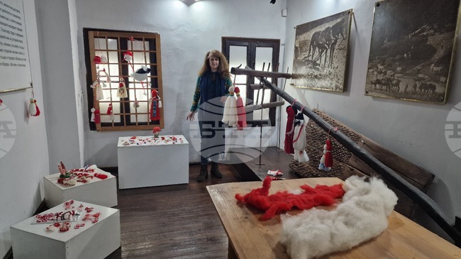 Традициите се срещат с бъдещето в школа за местни художествени занаяти към читалището в разградското село Топчии