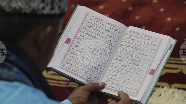 Иракчанин, живеещ в Истанбул, завърши изписването на най-големия ръчно написан Коран в света след повече от шест години работа 