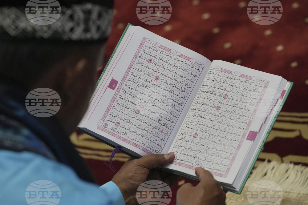 Иракчанин, живеещ в Истанбул, завърши изписването на най-големия ръчно написан Коран в света след повече от шест години работа 