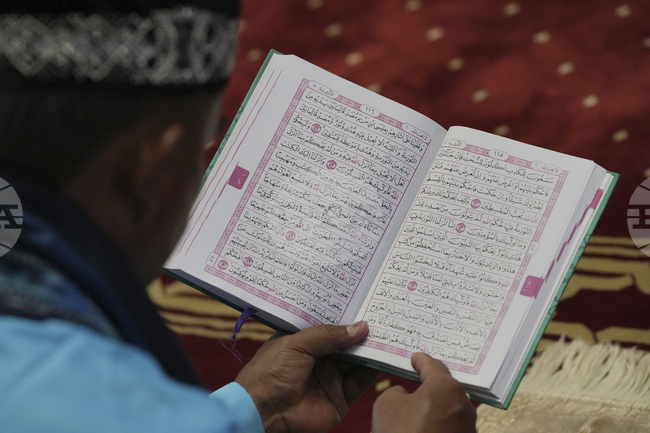 Иракчанин, живеещ в Истанбул, завърши изписването на най-големия ръчно написан Коран в света след повече от шест години работа 