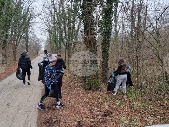 Старозагорци се включиха в почистването на парк „Бедечка“