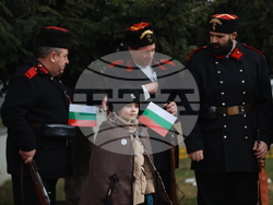 Етрополе - тържественото издигане на българския трибагреник