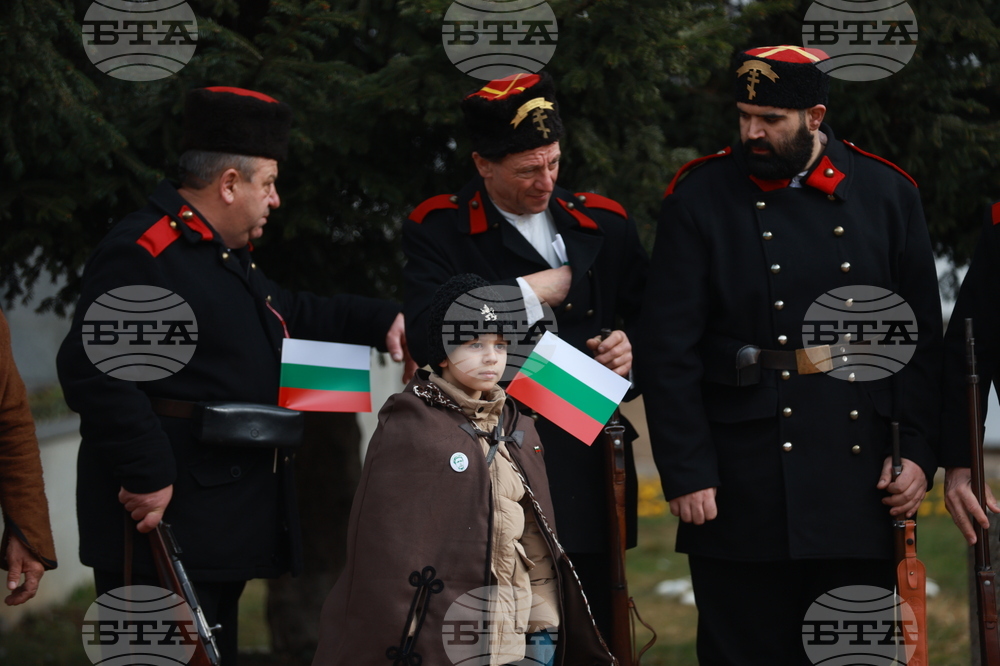 Етрополе - тържественото издигане на българския трибагреник