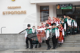 Етрополе - тържественото издигане на българския трибагреник