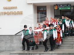 Етрополе - тържественото издигане на българския трибагреник