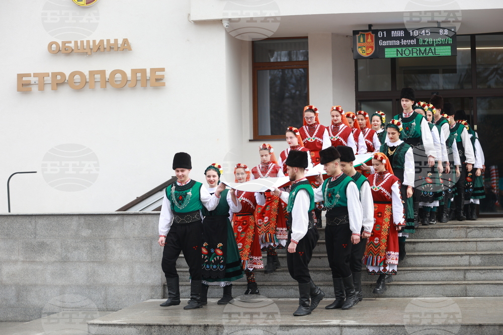 Етрополе - тържественото издигане на българския трибагреник