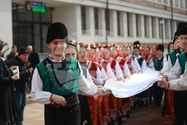 Етрополе - тържественото издигане на българския трибагреник