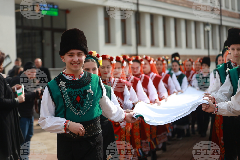 Етрополе - тържественото издигане на българския трибагреник