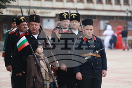 Етрополе - тържественото издигане на българския трибагреник