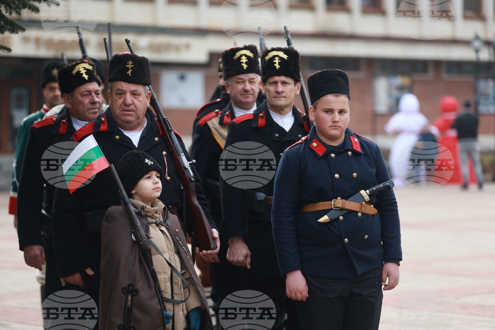 Етрополе - тържественото издигане на българския трибагреник