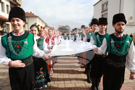 Етрополе - тържественото издигане на българския трибагреник