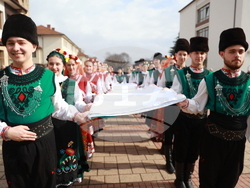 Етрополе - тържественото издигане на българския трибагреник