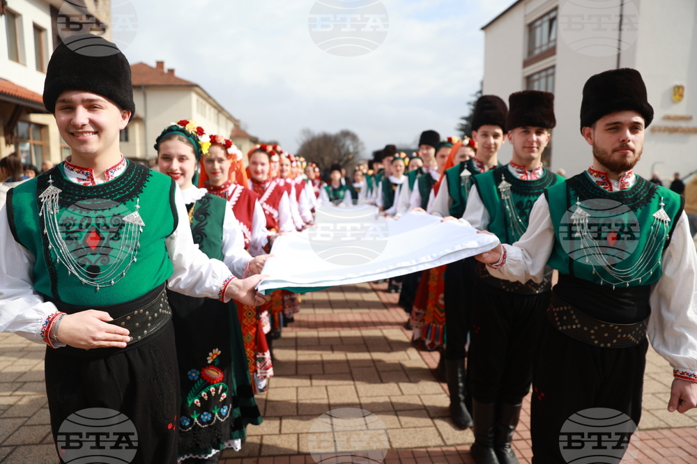 Етрополе - тържественото издигане на българския трибагреник