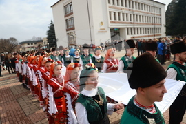 Етрополе - тържественото издигане на българския трибагреник