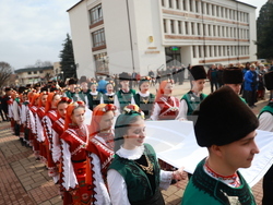 Етрополе - тържественото издигане на българския трибагреник