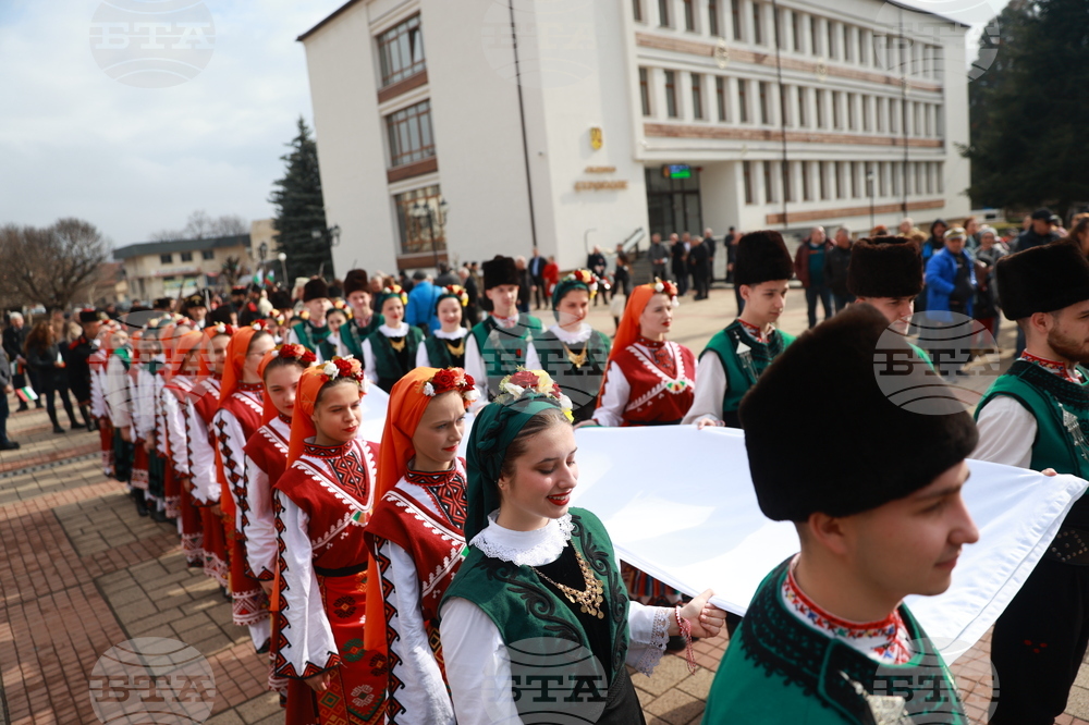 Етрополе - тържественото издигане на българския трибагреник