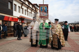 Етрополе - тържественото издигане на българския трибагреник