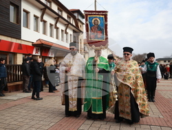 Етрополе - тържественото издигане на българския трибагреник