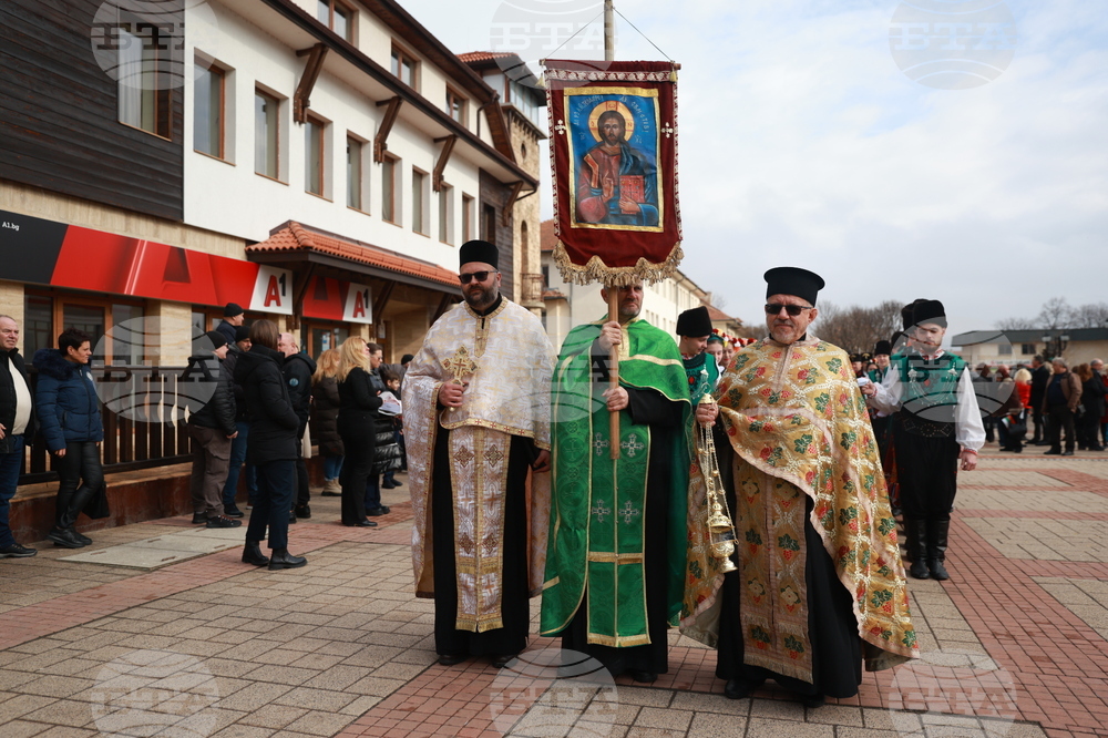 Етрополе - тържественото издигане на българския трибагреник