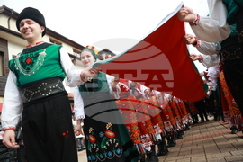 Етрополе - тържественото издигане на българския трибагреник