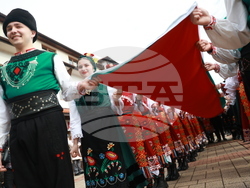 Етрополе - тържественото издигане на българския трибагреник