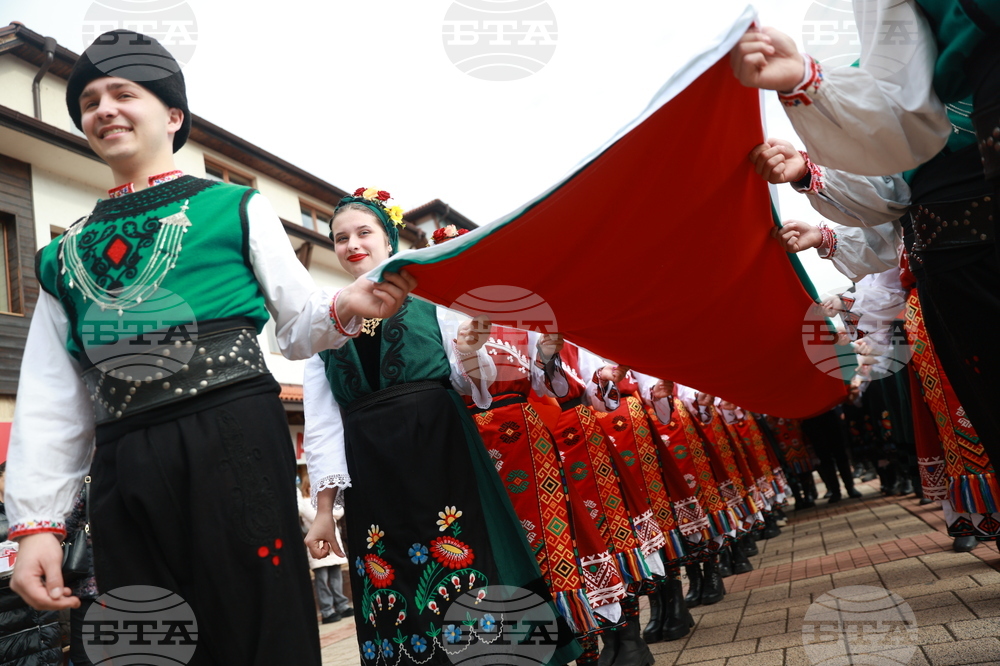 Етрополе - тържественото издигане на българския трибагреник
