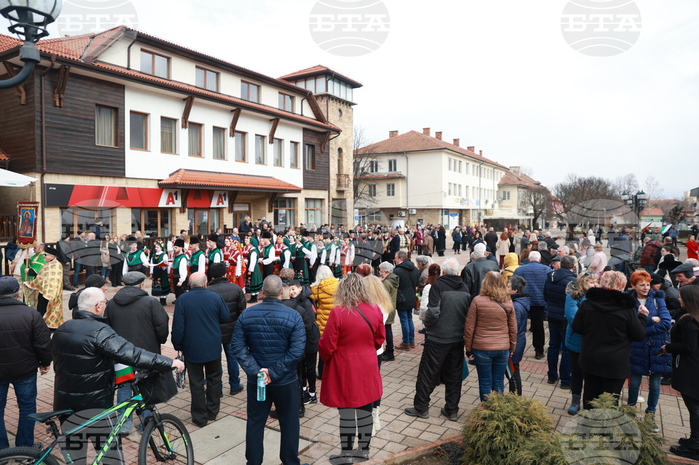 Етрополе - тържественото издигане на българския трибагреник