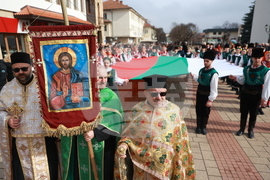 Етрополе - тържествено издигане на българския трибагреник