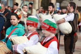 Етрополе - тържествено издигане на българския трибагреник