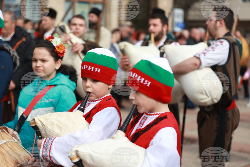 Етрополе - тържествено издигане на българския трибагреник