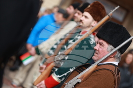 Етрополе - тържествено издигане на българския трибагреник