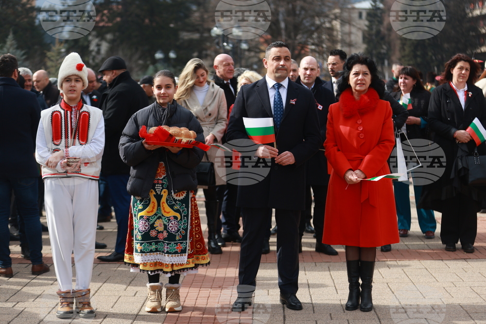 Етрополе - тържествено издигане на българския трибагреник