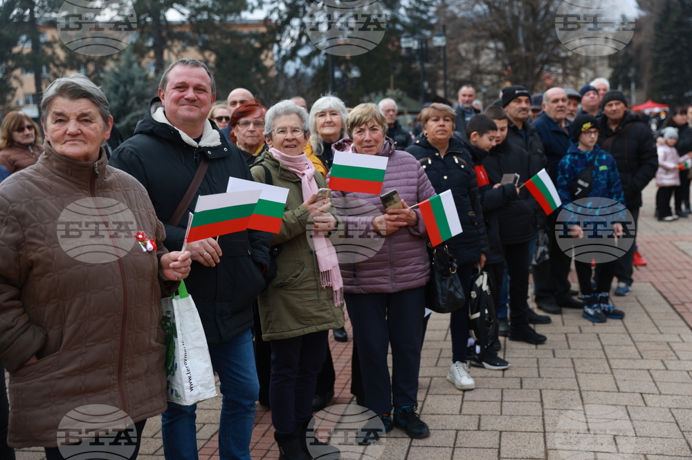 Етрополе - тържествено издигане на българския трибагреник