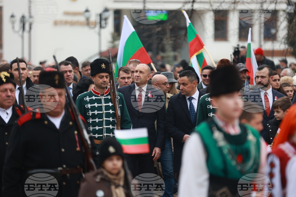 Етрополе - тържествено издигане на българския трибагреник