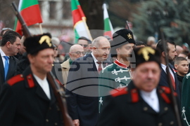 Етрополе - тържествено издигане на българския трибагреник